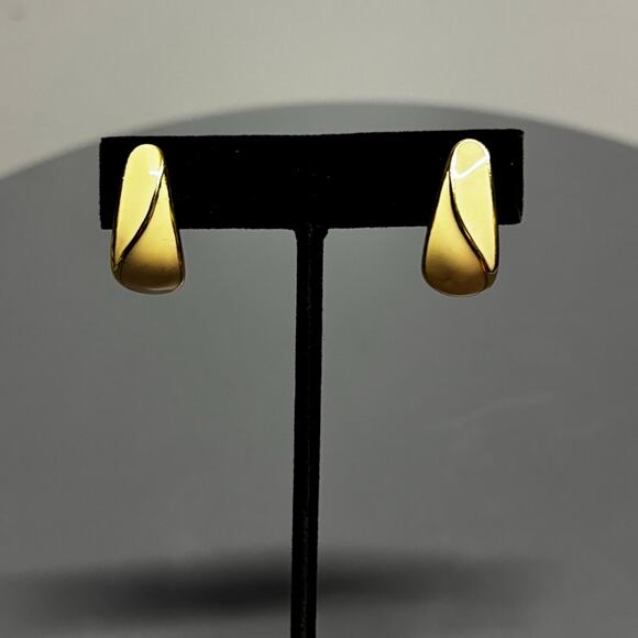 Crown Trifari Clip On Earrings Cream Enamel Gold Tone Abstract Swirl VTG Signed - Picture 7 of 10